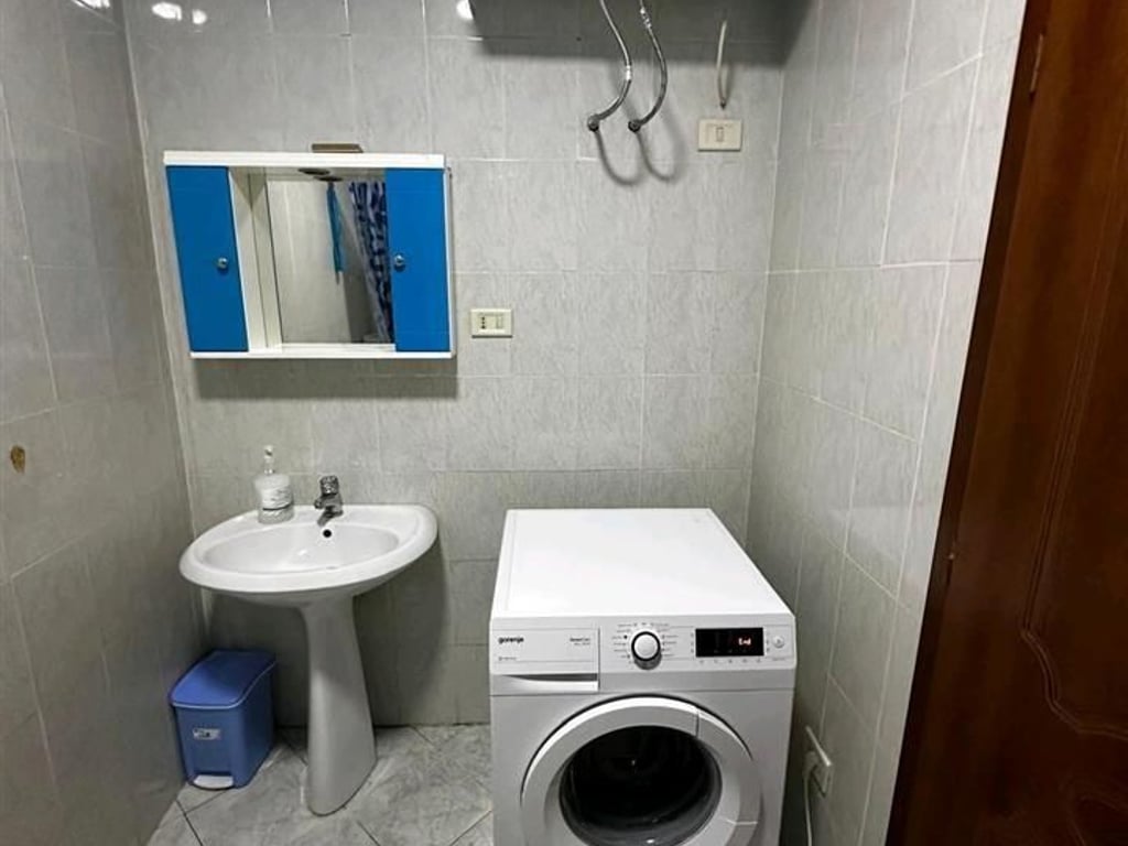 Affittasi appartamento 1+1, via Riza Cerova (via Sul Bega) mercato Plus Berti Prezzo: 450 mila lekë