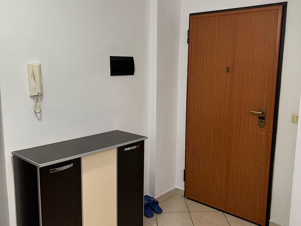 Shtepi me qera 2+1 tek Komuna e Parisit