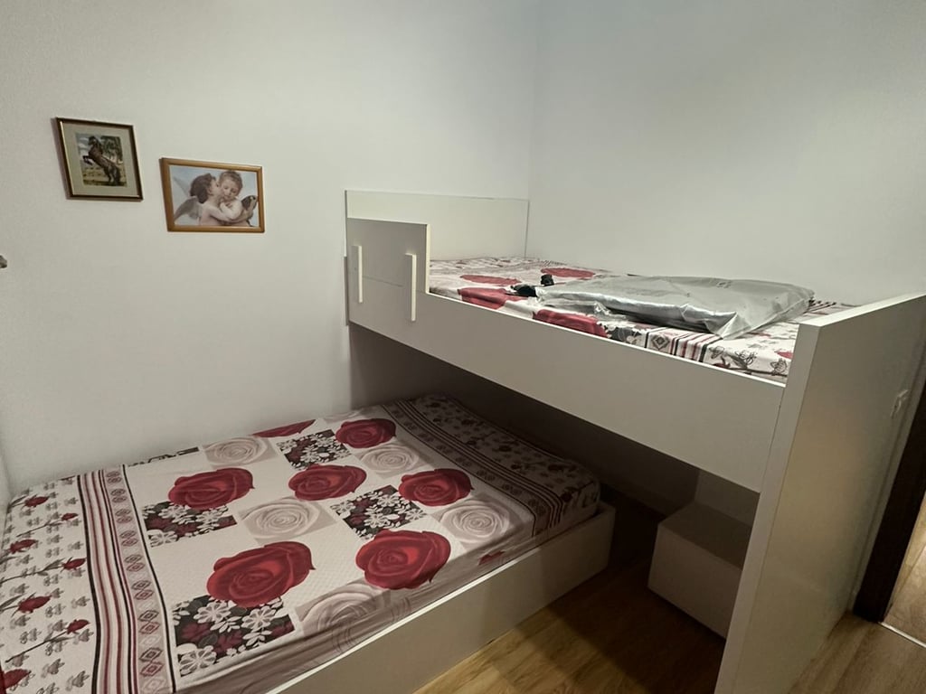 Ofrojme per qira apart 2+1 te Shallvaret prane Fushave te Tenisit