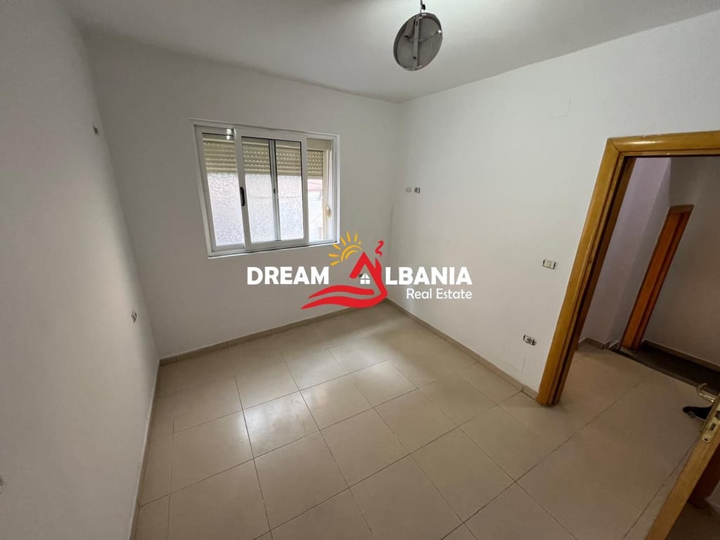 Ambjent zyre me qera Tek Rruga Fortuzi, prane Shkolles “Jeronim De Rada” ne Tirane (ID 42215184)