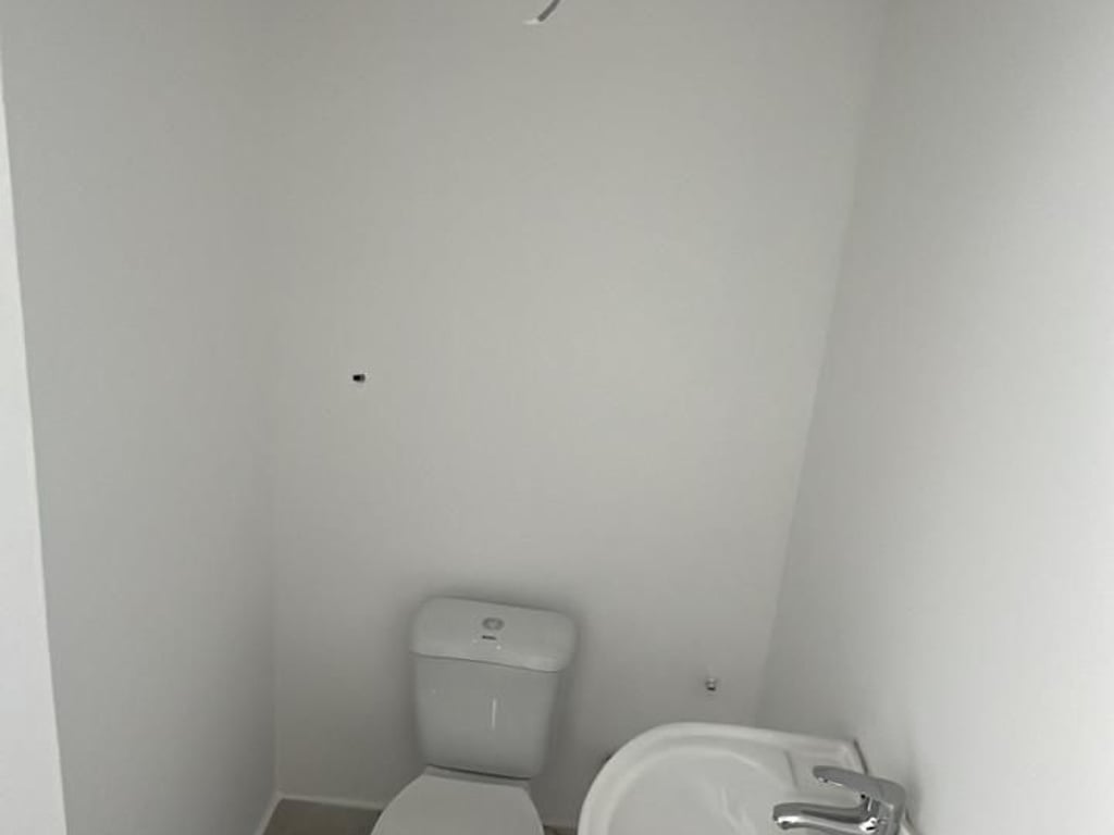 Ambiente Commerciale in Affitto in Via Mine Peza