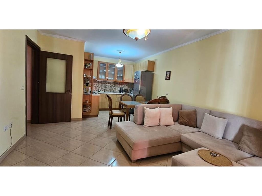 Jepet apartament me qira prane Bulevardit te Ri