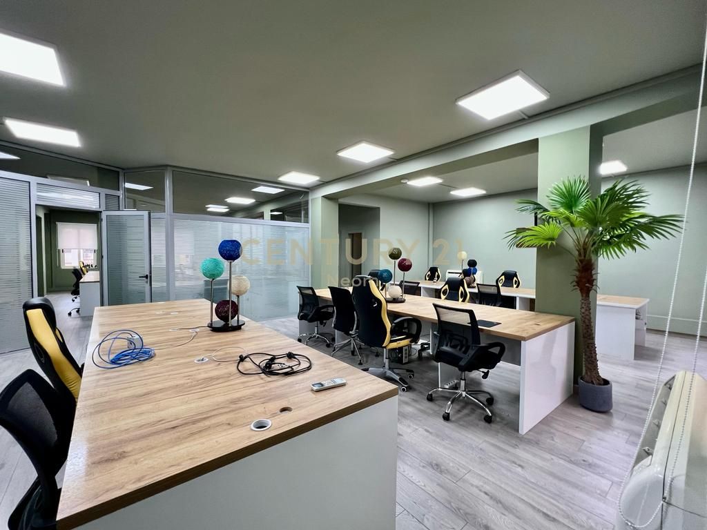 🏙️ Ambient Zyrash me Qira në Bllok – 300 m² Modernitet dhe Komoditet