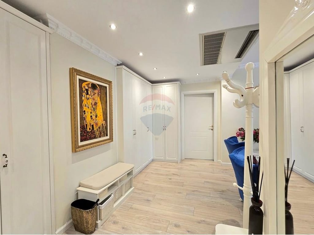 Appartamento 4+1+3 in Affitto nel Centro di Tirana