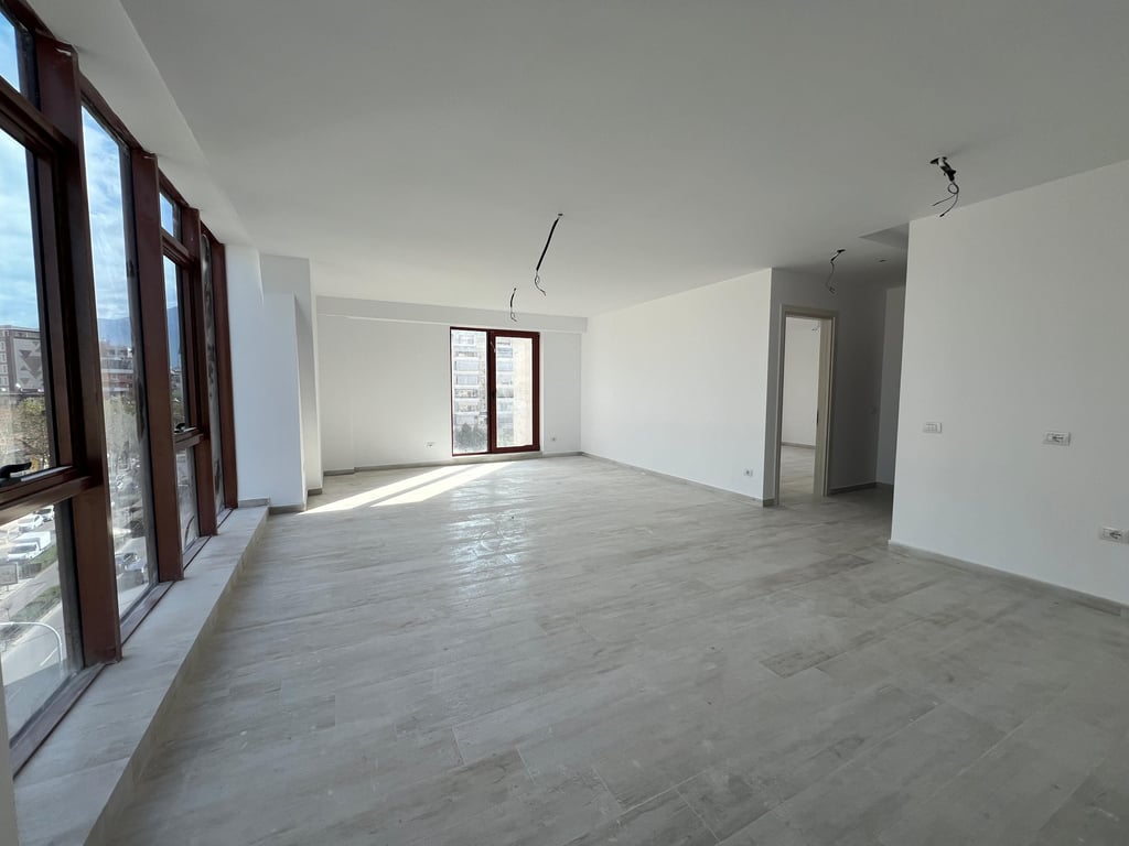RENTAL SPACE OF 156 M2 - MAIN ROAD RR. KAVAJES