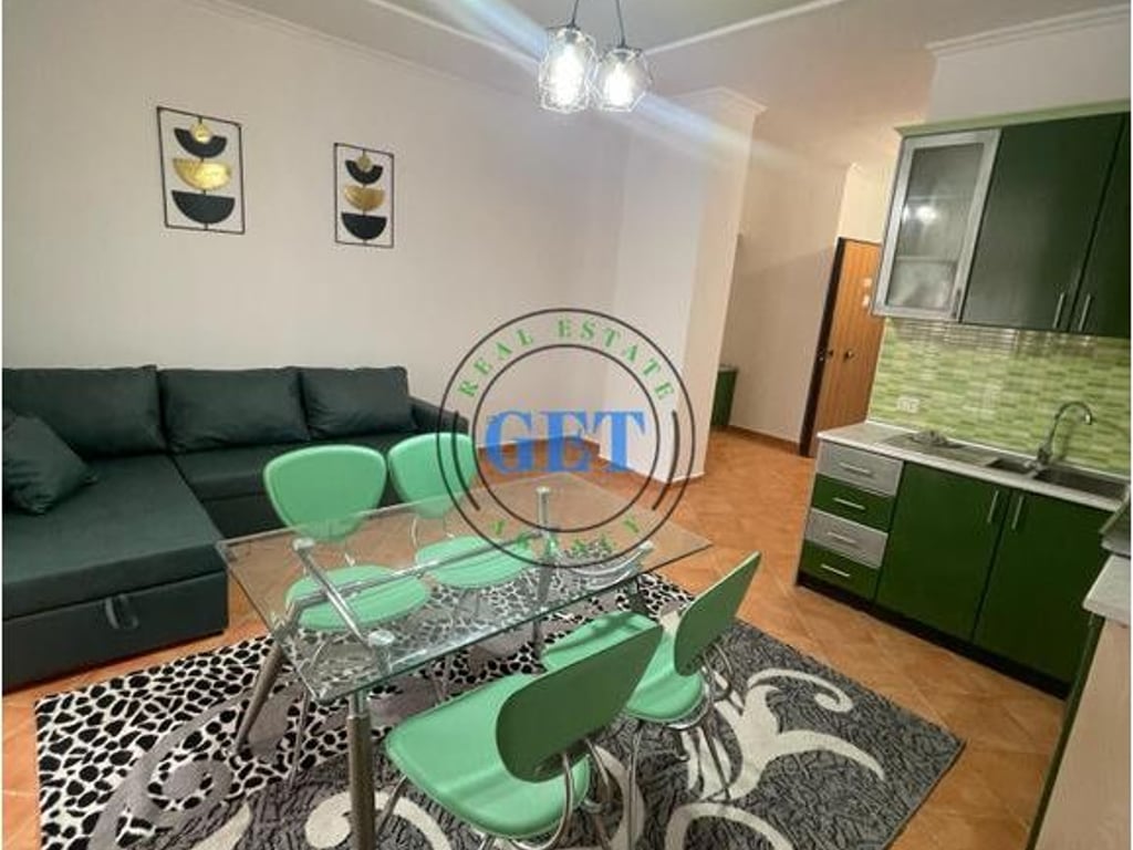 Disponojmë për shitje një Apartament 1+1 pranë Shkollës "Bajram Curri" në Plazh.