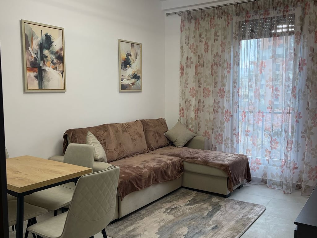 Apartament 1+1 me qira prane Shkolles se Kuqe