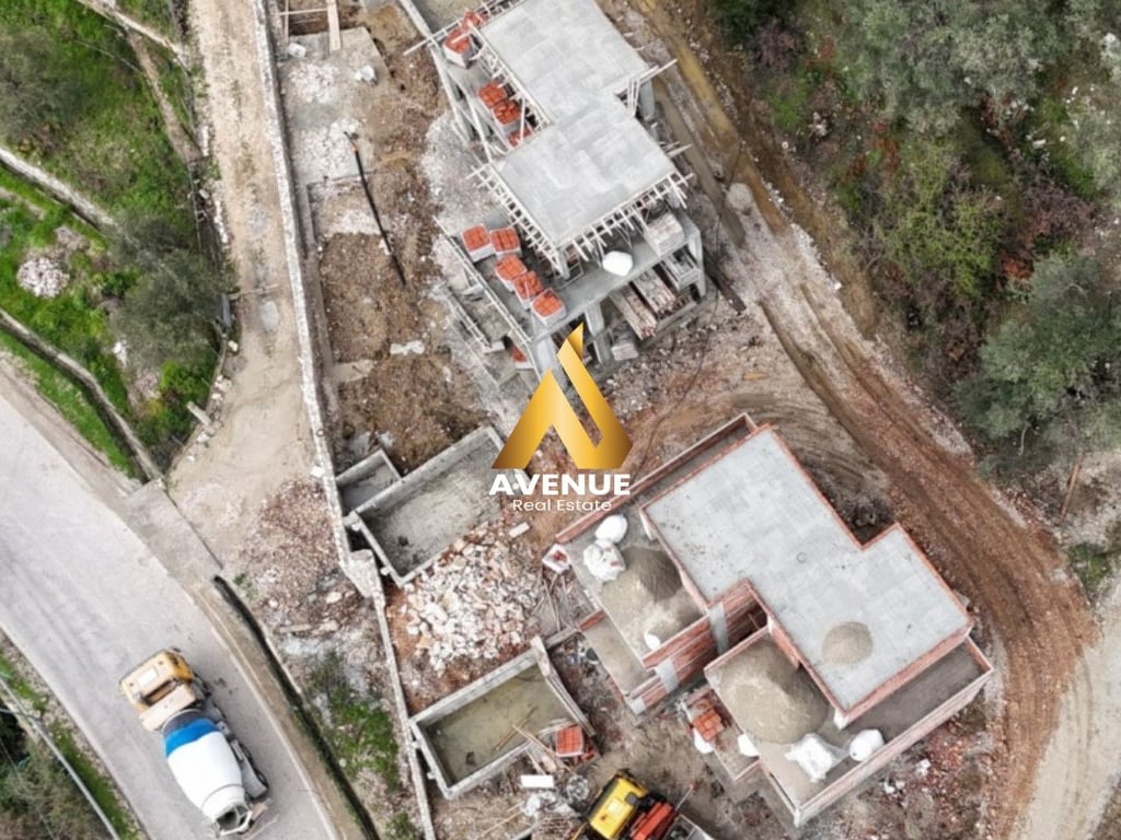 SHITET VILË 3+1+3 ME PISHINË NË BORSH