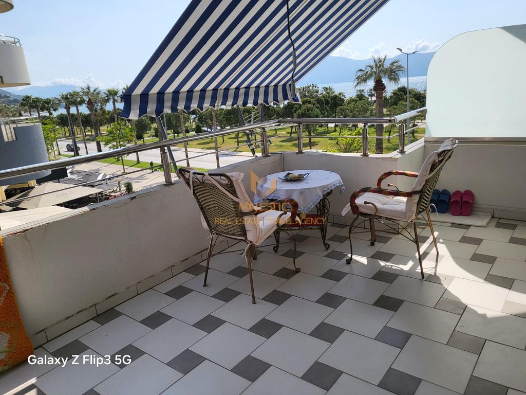 Vendesi monolocale sul lungomare con vista mare.