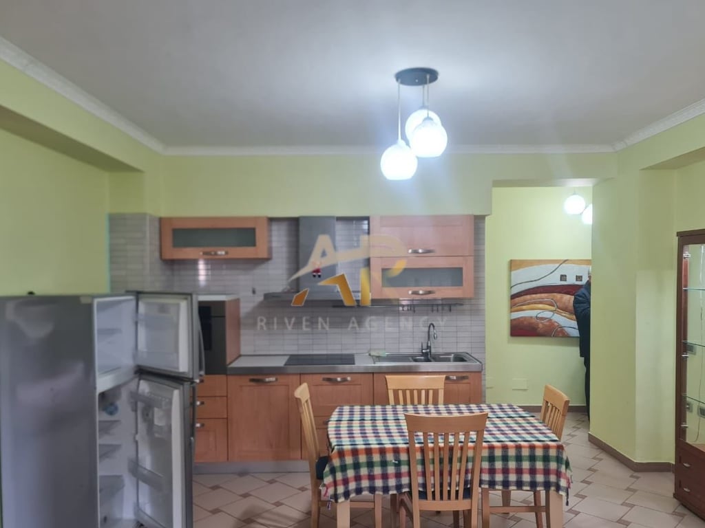 Jepet me qera apartament 1+1 te Rruga e Durresit
