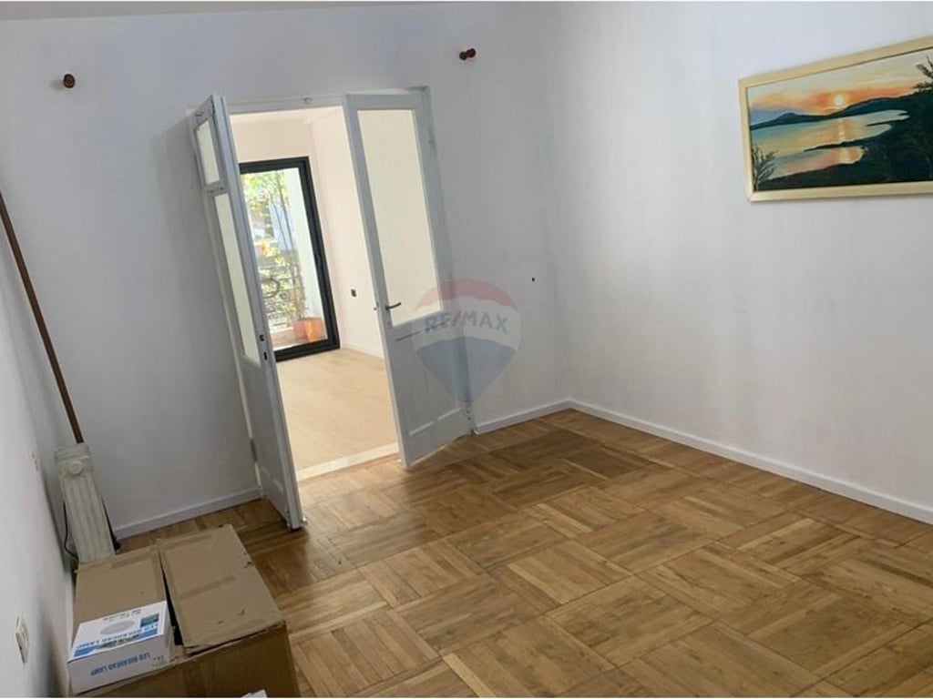 Jepet ambient zyrash me qira tek Myslym Shyri! 1200€
