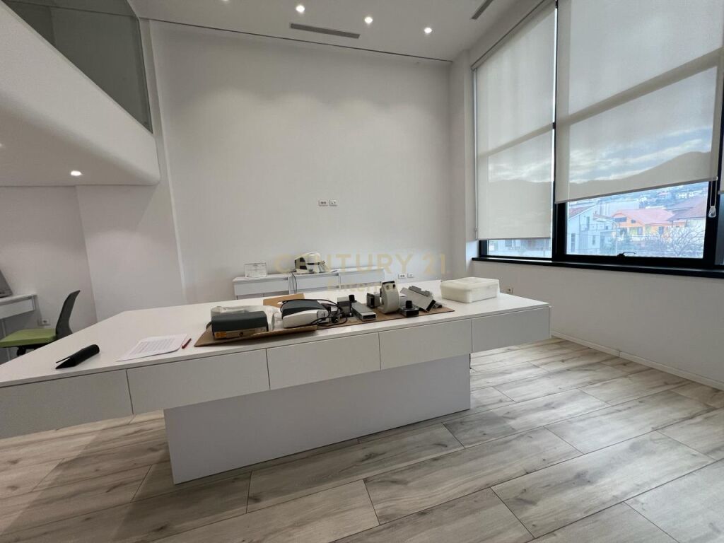   🏢 NJËSI KOMERCIALE PËR SHITJE TEK AMERIKAN 3! | COMMERCIAL UNIT FOR SALE AT AMERIKAN 3!