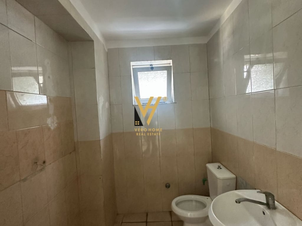 JEPET DYQAN 25M2 ME QERA TE ISH TREGU ELEKTRIK 300 EURO