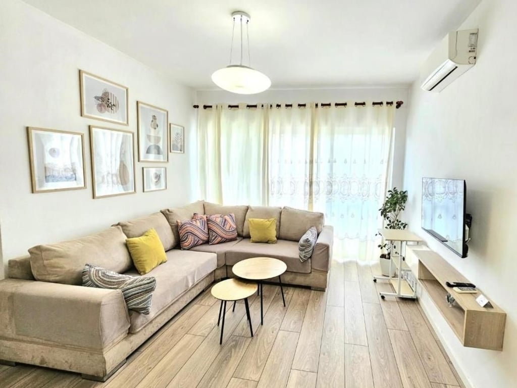 Apartment 1+1 for rent, former Aviation Field, near Dhora Leka school. Price: 550 euros.