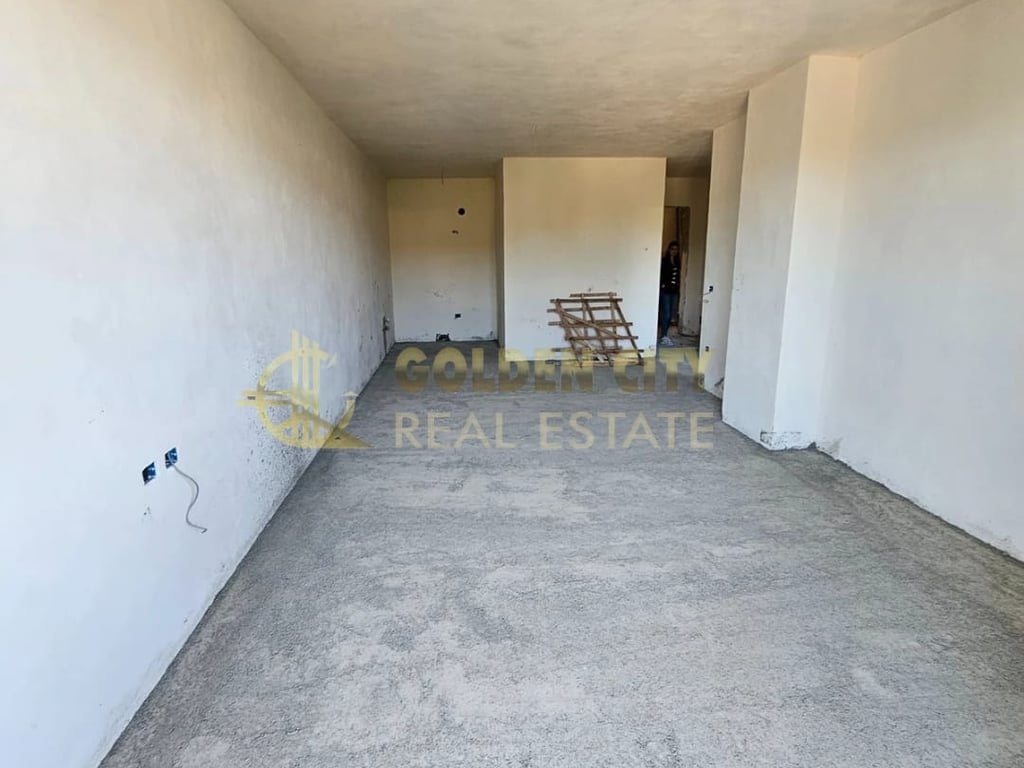 OKAZION Shitet apartament 1+1 qe munde te konvertohet ne 2+1