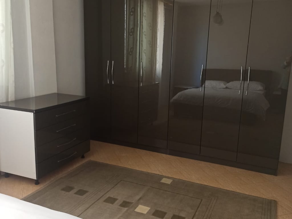 Affittasi casa privata 2+1 con ingresso indipendente. Indirizzo: Via di Dibra, vicino alla Scuola Unita. PREZZO: 450 Euro.