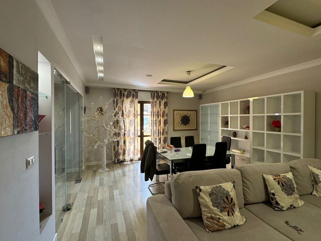 Apartament Me Qera 2+1 Tek Komuna e Parisit (ID B2201285) Tirane