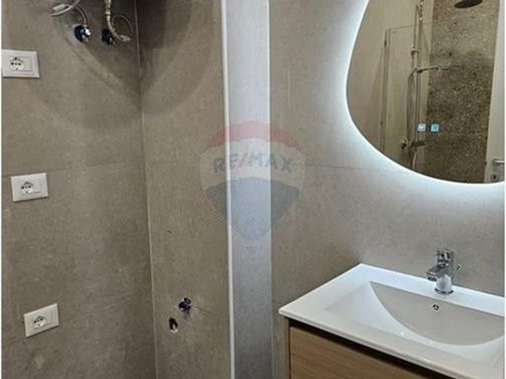 Jepet Zyre Per Qira Tek Rruga Elbasanit!!!