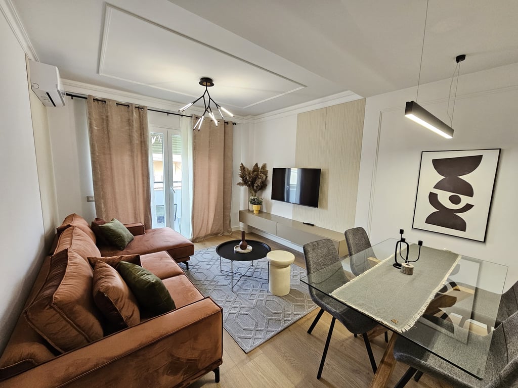 2+1+2 apartment for rent near Kristal Center in Komuna Parisit.