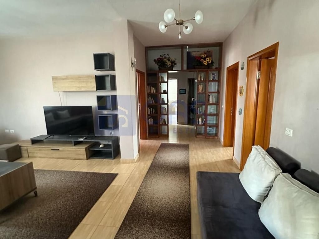 Apartment 3+1 for rent at Siri Kodra 650 euros.