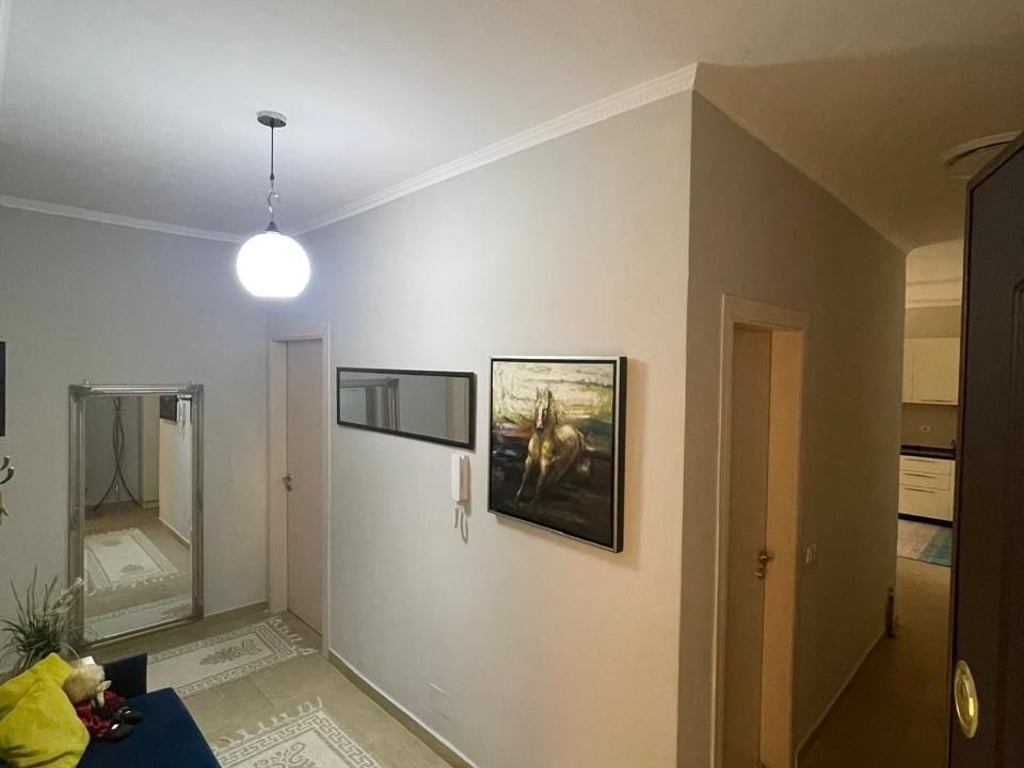 AFFITTASI APPARTAMENTO 2+1+2. COMPLETAMENTE ARREDATO, LAGO ASCIUTTO, TIRANA 700 Euro