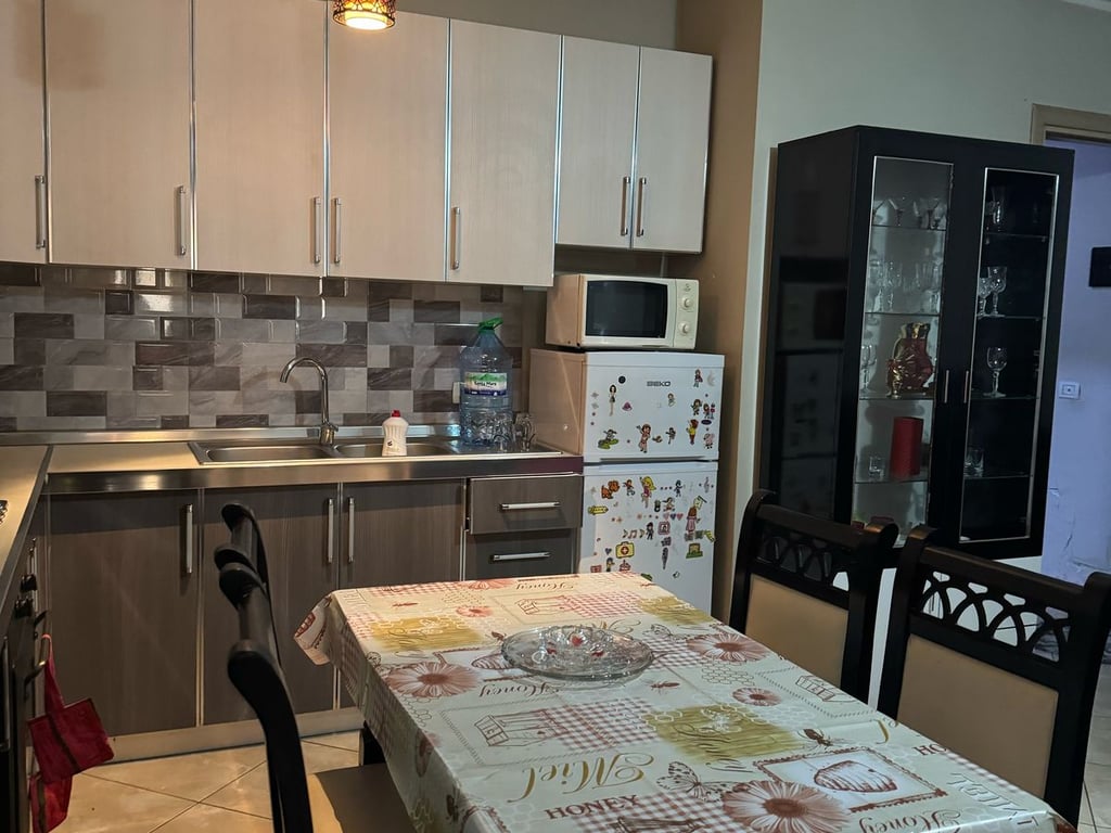 Affittasi appartamento 1+1, Jordani Misja (Complesso Gener 2) 450 mila lekë.