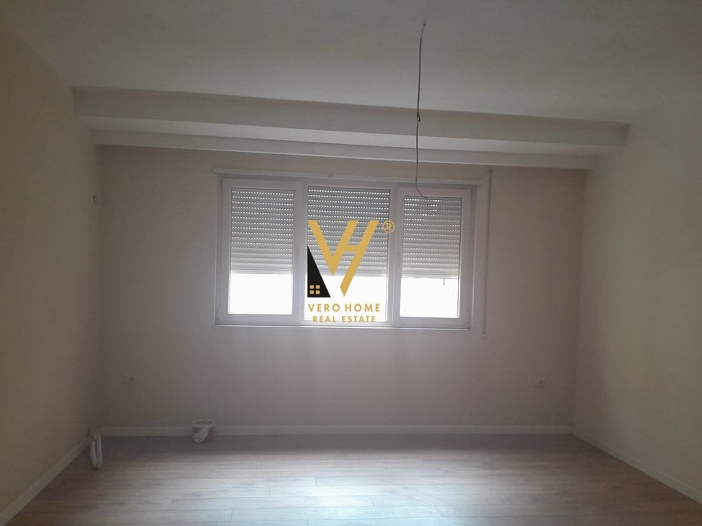 JEPET ZYRE 80 M2 ME QERA NE QENDER 800 EURO