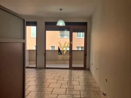 JEPET AMBIENT 140 M2 ME QERA TE RRUGA E ELBASANIT 1.600 EURO