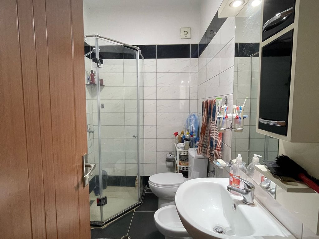 Affittasi appartamento 2+1 vicino ai Palazzi Çabej.