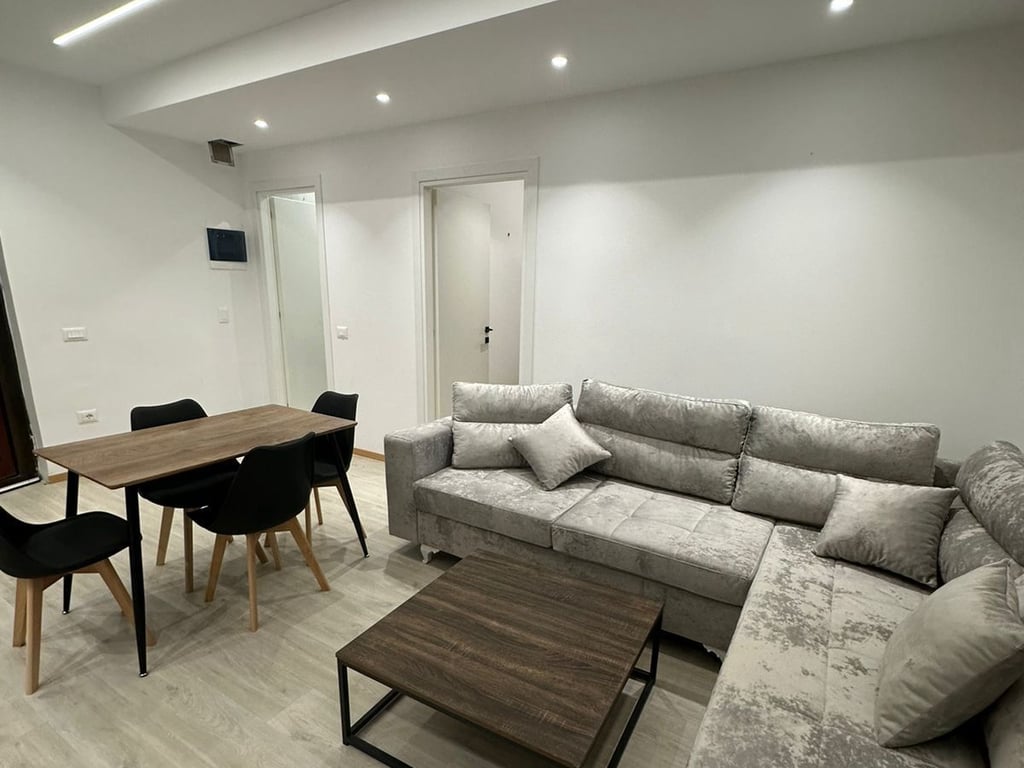 Affittasi Appartamento 1+1, Zogu i Zi vicino a Tirana Bank Prezzo: 650 mila lekë