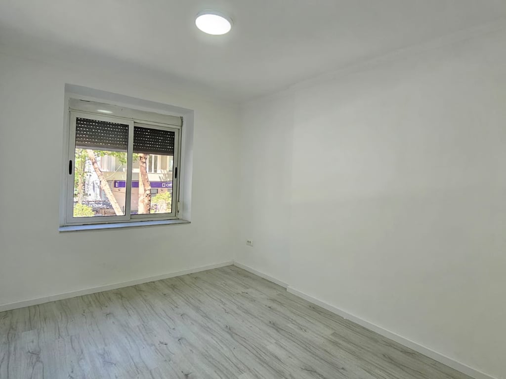 Apartament 2+1 perballe shkolles Harry Fultz, Stacioni i Trenit!