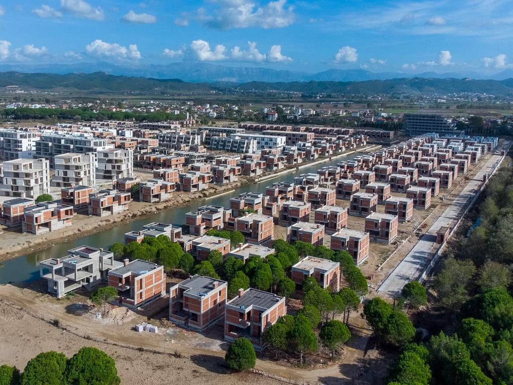 Shitet Vilë në vijë te dyte nga Marina te Turquoise Marina, Gjiri Lalzit .