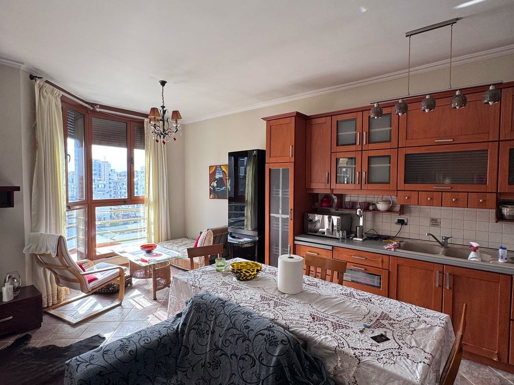 Jepet me qera Apartamenti 1+1 , rruga Kavajes perballe Noves ( del dhe tek Ura Nisherakut) 550 mije