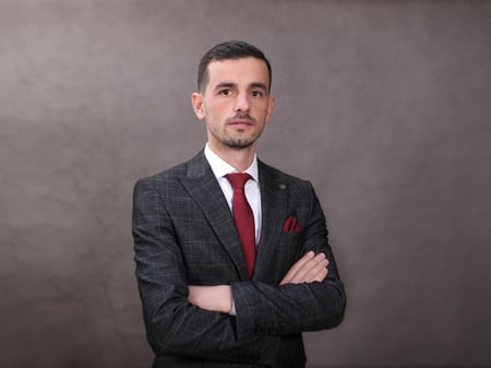 Artur Çinari   Konsulent Imobiliar i Liçensuar
