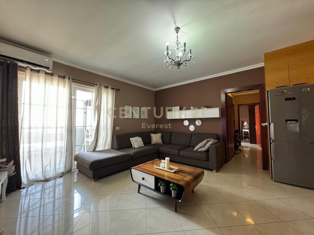 Vendesi 2+1 di fronte al Complesso Delijorgji.