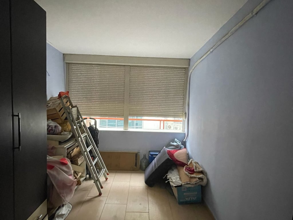 In via Zonja Curre, presso il mercato elettrico, si affitta un appartamento 3+1+2, arredato. 750 Euro.