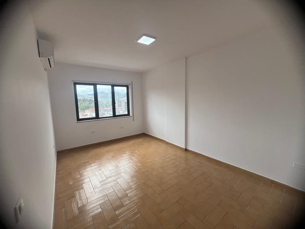 Ufficio in Affitto📍Via Perlat Rexhepi 📌150.000 lek