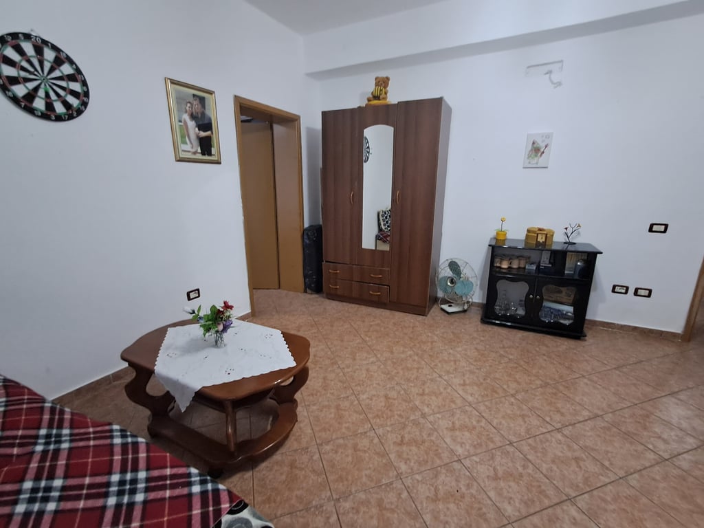 Shitet apartament 3+1 + garazh te Kodra e Vilës!