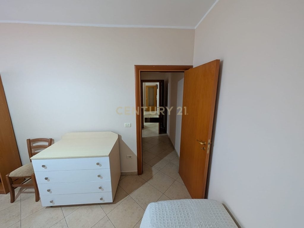 Affittasi appartamento 3+1+2 presso la Chiesa Cattolica in Via Kavajes. 900 € /Mese
