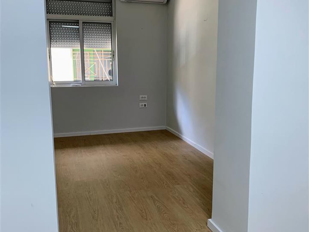 Ambiente Commerciale in Affitto, Nel Blocco 450 euro