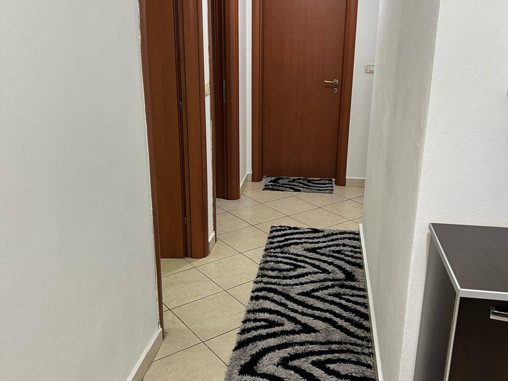 Shtepi me qera 2+1 tek Komuna e Parisit