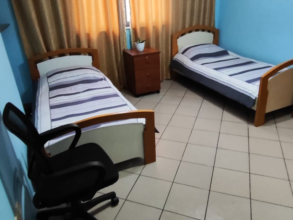 A pochi minuti dalla rotonda di Shkoza, Via Francesco Pukvil, si affitta un appartamento 2+1 arredato a 450 Euro.