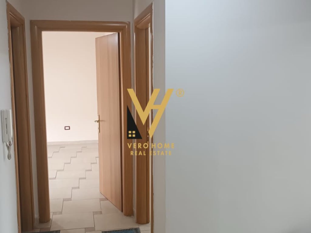 JEPET ZYRE 132M2 ME QERA NE QENDER 1.100 EURO