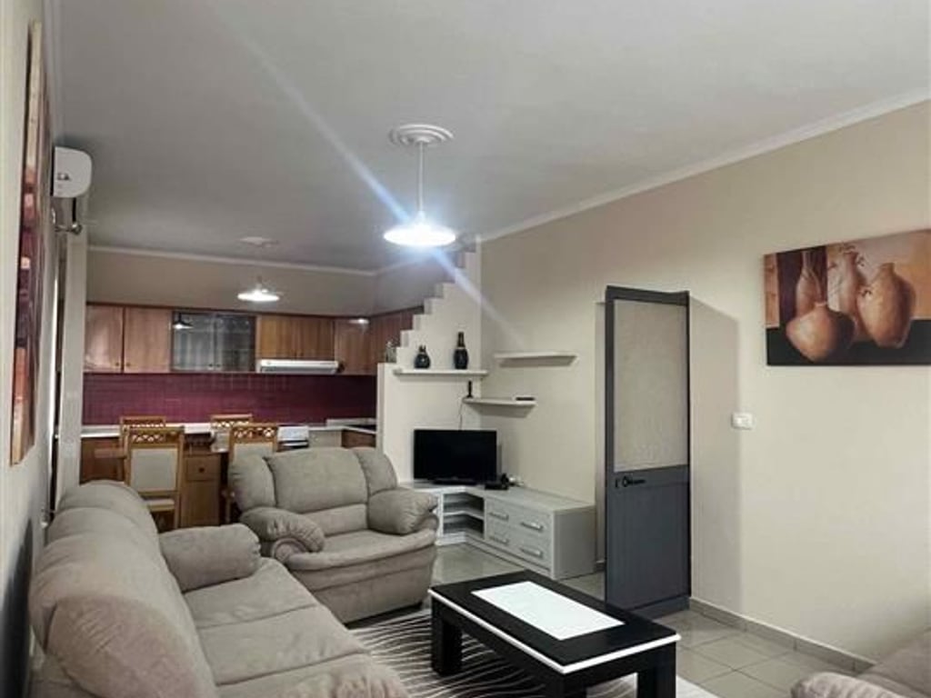 Affittasi appartamento 1+1, alla fine di via Don Bosko vicino a Neptun, 400 mila lekë.