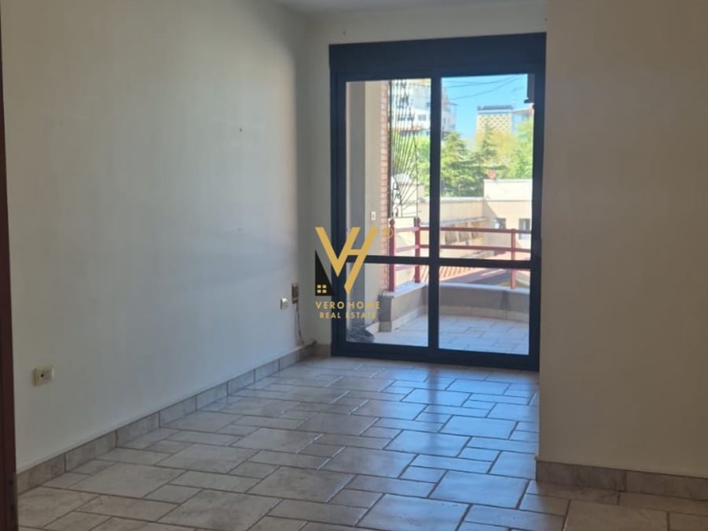 JEPET AMBIENT 140 M2 ME QERA TE RRUGA E ELBASANIT 1.600 EURO