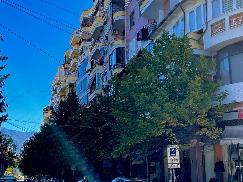 Shitet Apartament 1+1 tek 21 Dhjetori, pranë supermarket Joena.