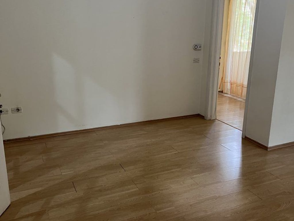 Apartament 1+1 per qira afer Pazarit te Ri, Rruga Hoxha Tahsim