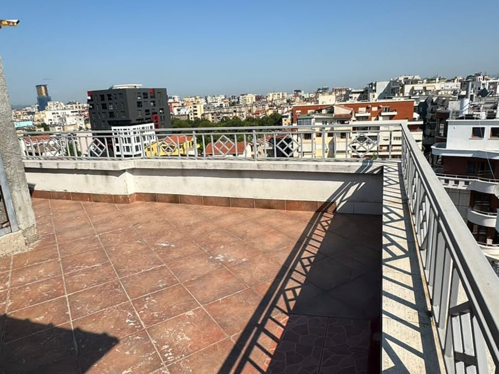 Affittasi appartamento 2+1, via Sali Nivica vicino al Mercato Elettrico Nuovo o alla strada di Elbasan. Prezzo: 400 mila lek.