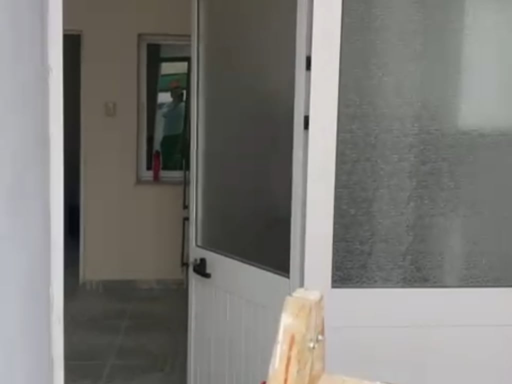 Jepet me qera hyrje 1+1,kati i pare i nje shtepie 2 kateshe te shkolla e Kuqe