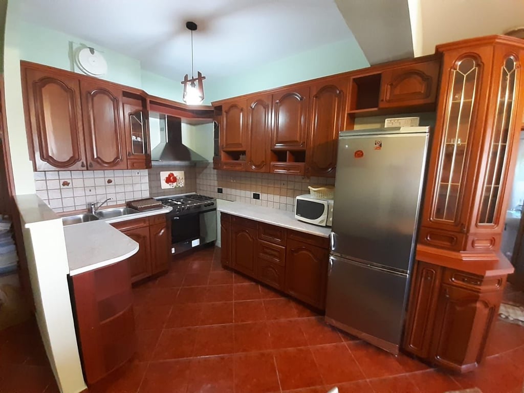 Jepet me qera apartament 2+1 te Rruga e Kavajes